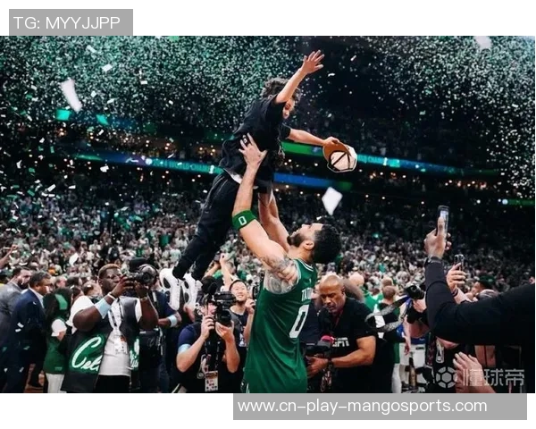 凯尔特人与老鹰季后赛第三场激战回顾球迷热情高涨的精彩瞬间